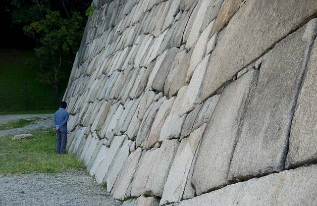 muž, betonová zeď
